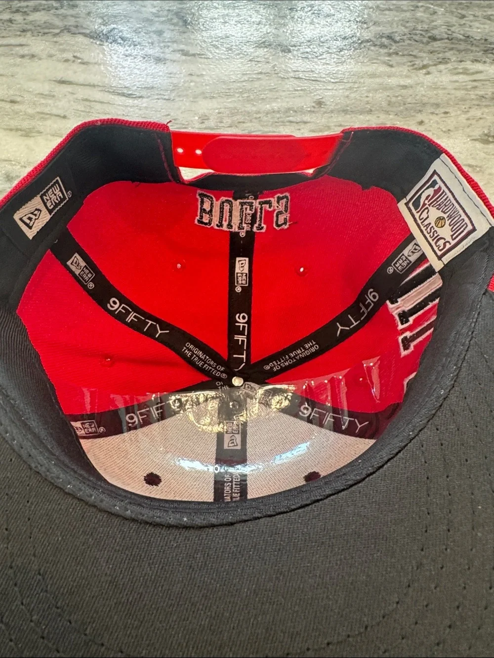 New Era 9FIFTY SnapBack Chicago Bulls Embroidered Logo Red Black Two Tone Sports